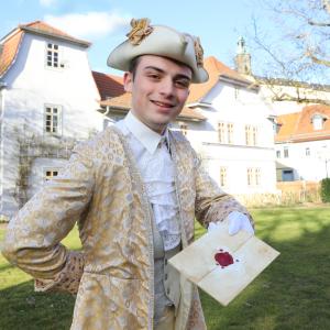 Der Liebesbriefbote (Dafin Peter) springt vom Heute in die Zeit Friedrich Schillers.