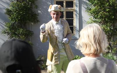 Denis Dafin Peter als Liebesbriefbote im Garten des Schillerhauses. Foto: Peter Scholz